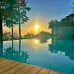 דירה Rahal Etna Luxury Retreat- Private Heated Jacuzzi 98f & Infinity Pool קטאניה